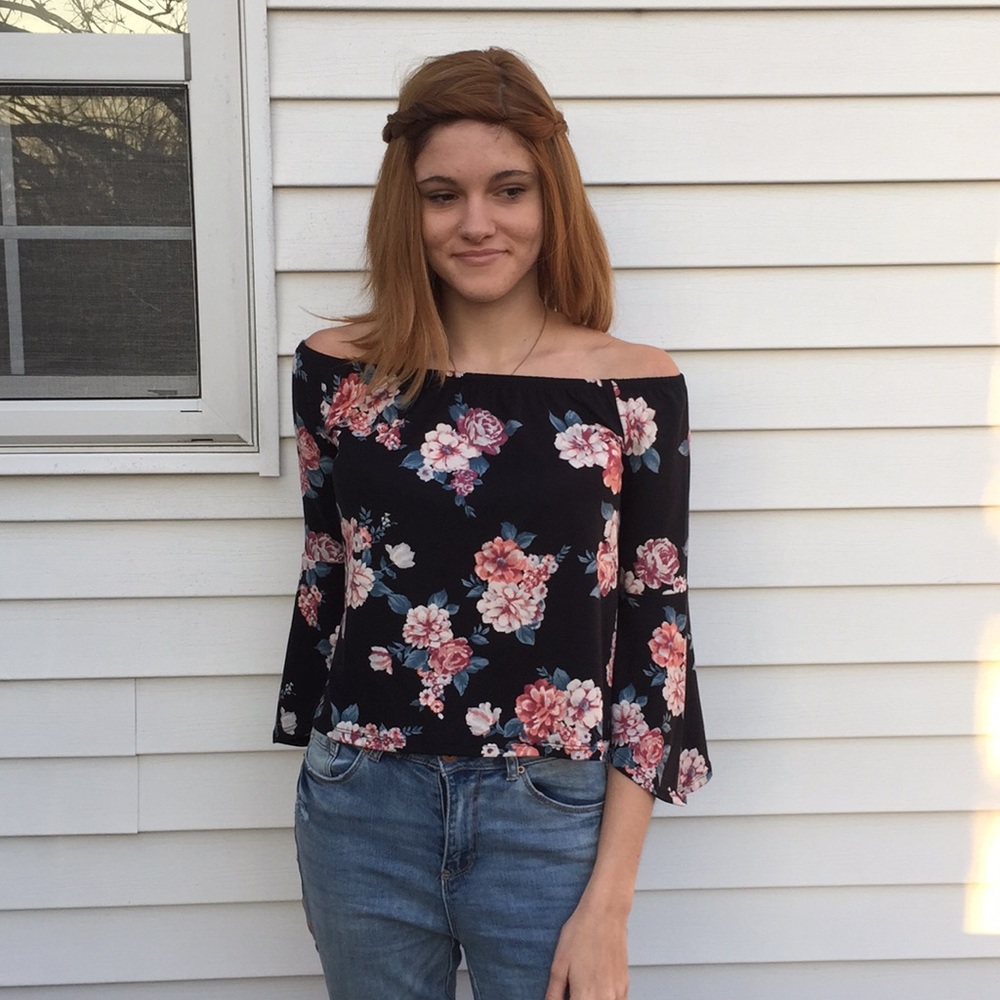 NWT Off the Shoulder Floral Blouse